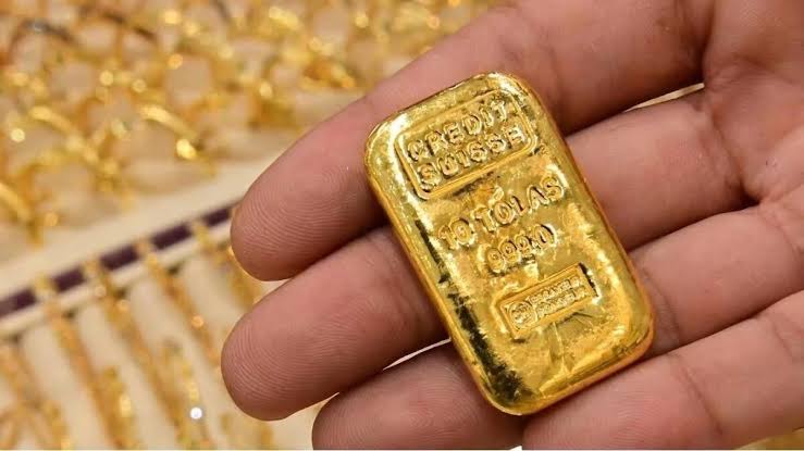 Kolkata airport,gold smuggling,Kolkata,custom officers