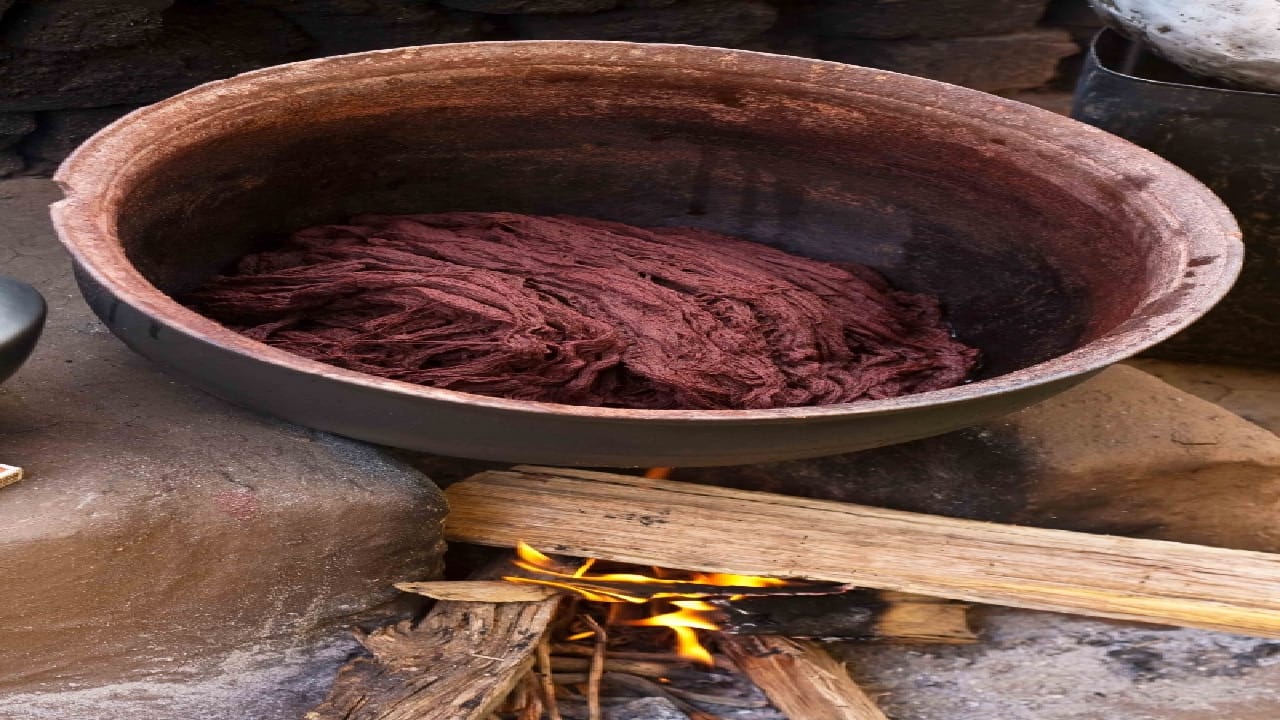 Cow dung paint,Self-reliant women,Chhattisgarh tribal Woman