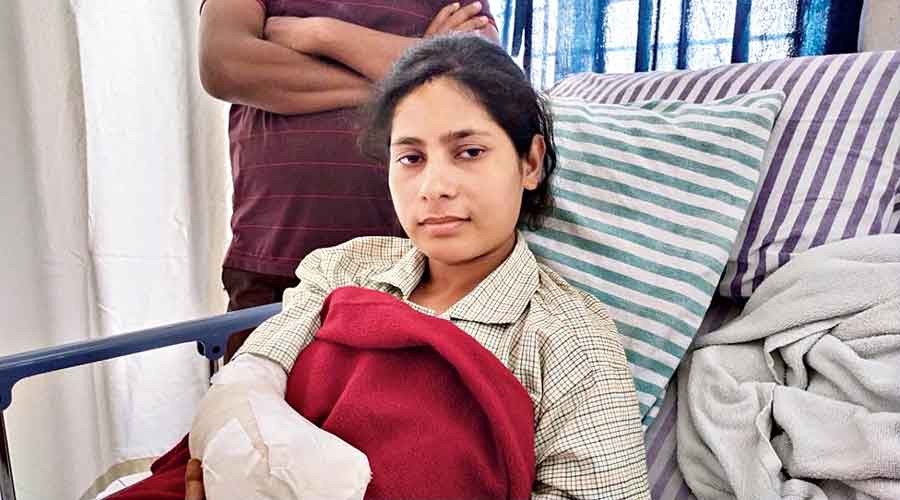 কলকাতা,বর্ধমান,রেনু খাতুন,নার্সিং,কৃত্রিম হাত