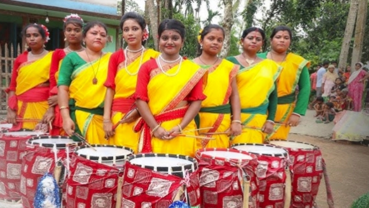 Durga Puja 2023,Women's Dhaki team,puja mandap,foreign states