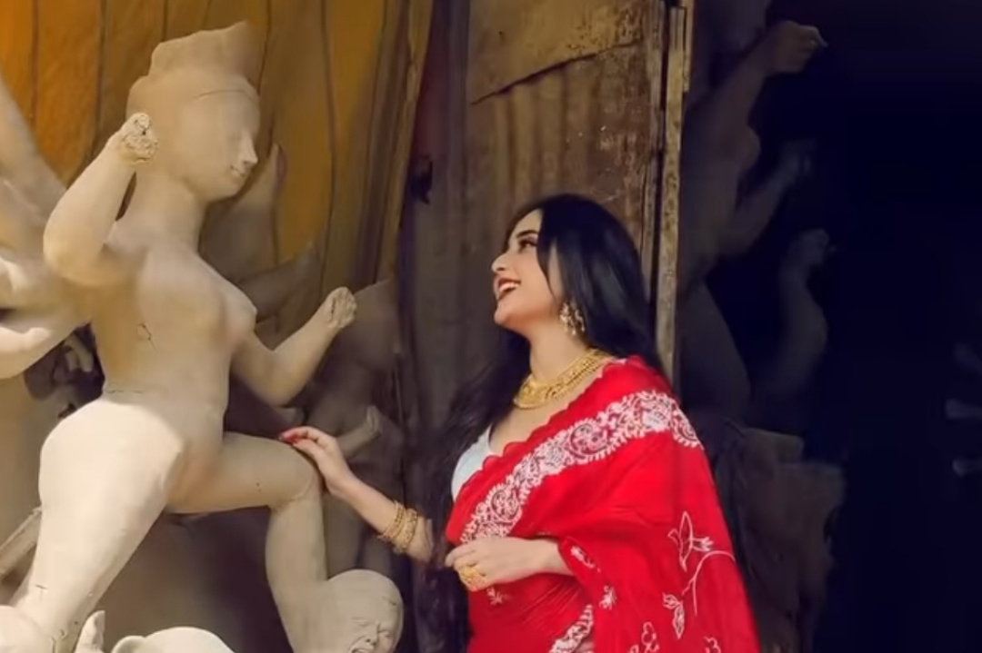 Actress Soumitrisha Kundu visit kumortuli before Durga Puja for photoshoot