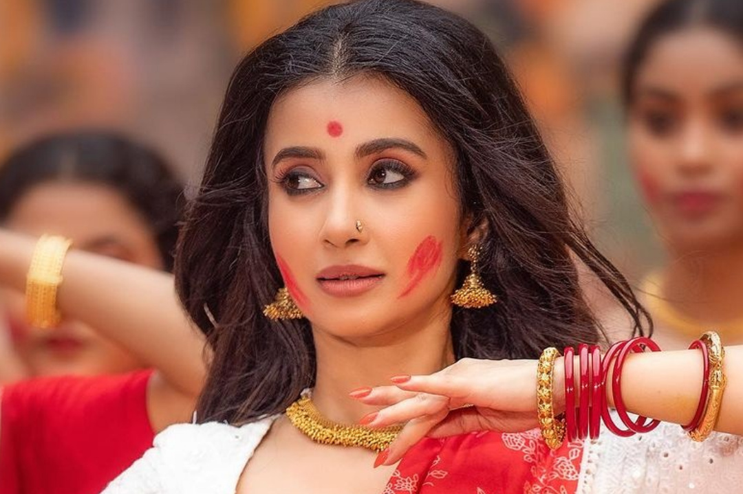 Tollywood,Bengali Actress,Monami Ghosh,Durga Puja,Music Video,Social media
